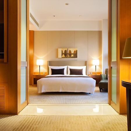 Ambassador Hotel Hsinchu Exterior foto A bedroom at the Mandarin Oriental, Hong Kong