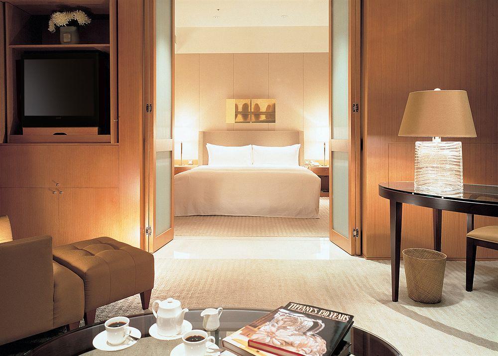 Ambassador Hotel Hsinchu Zimmer foto A suite at the Mandarin Oriental, Hong Kong